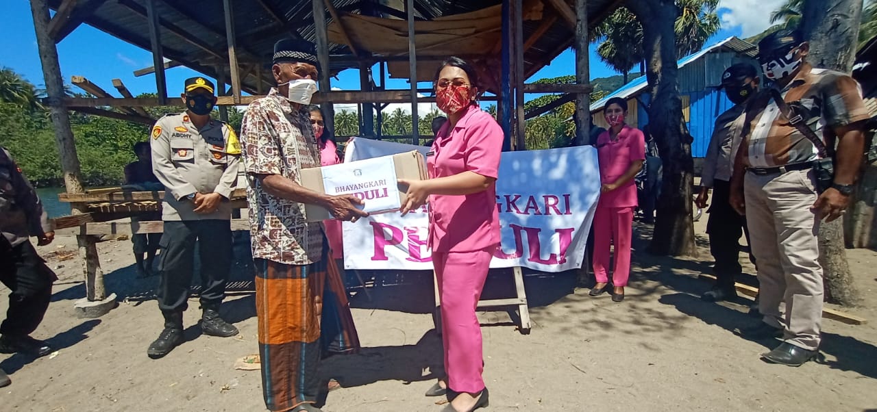 Polres Ende Beri Bantuan Untuk  Korban Bencana Di Wilayah Hukum Polres Ende