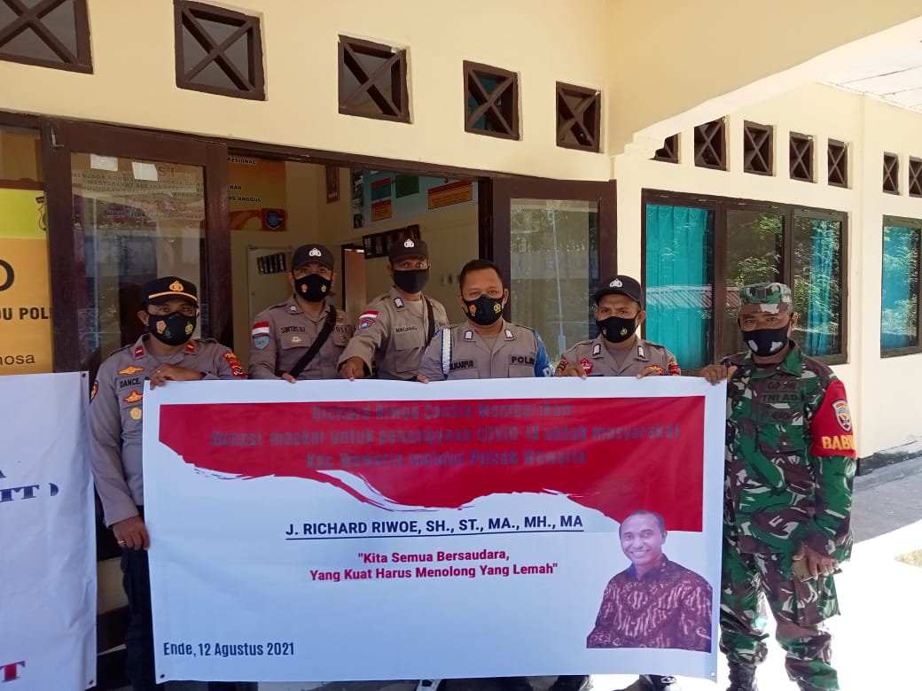 Dukung Protokol Kesehatan, Polsek Wewaria Gandeng Pengecara J Richard Riwoe dan Forkabes NTT Bagi Masker Untuk Warga