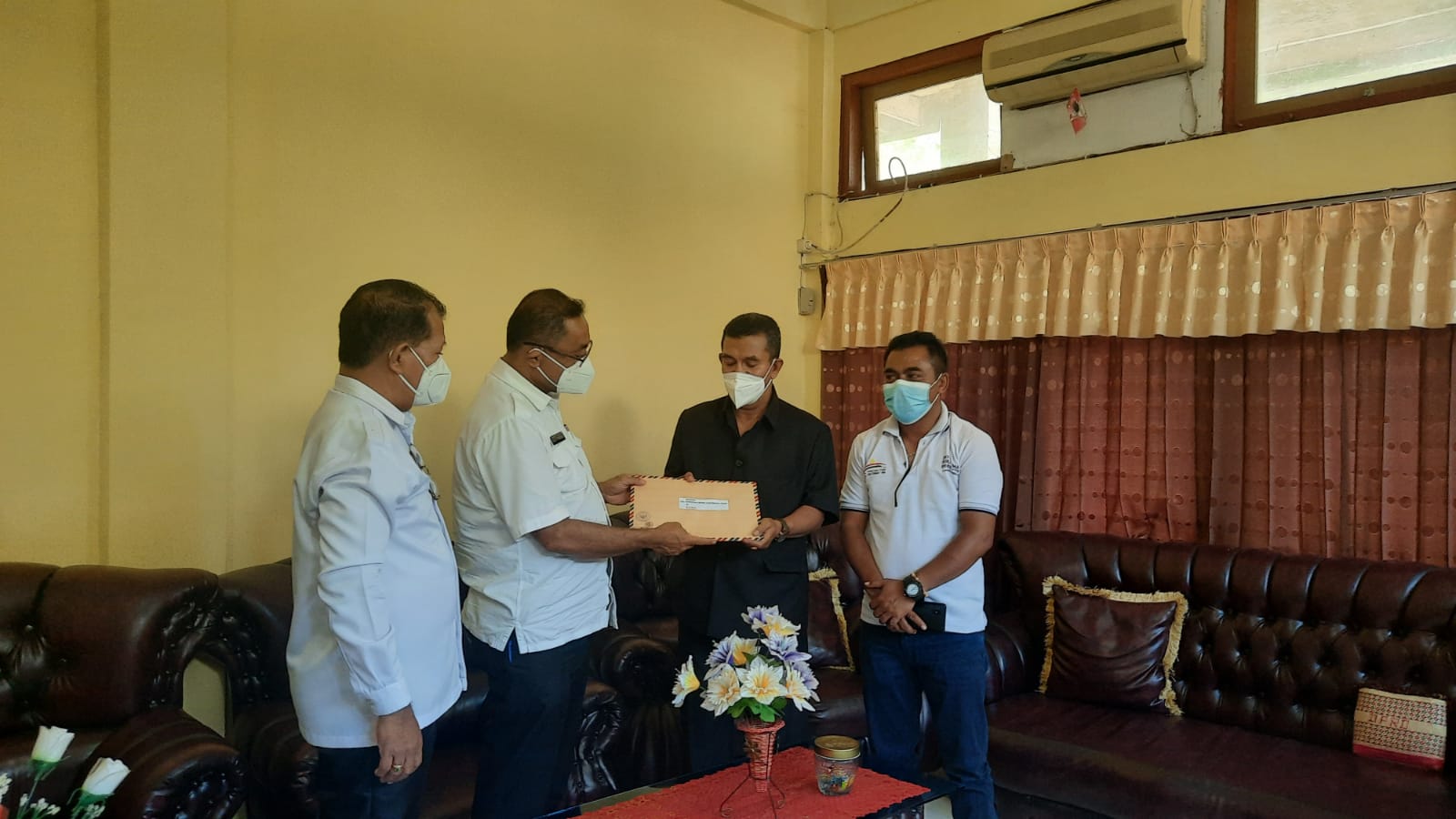 Sekda Ende Serahkan Dua Nama Calon Wakil Bupati Ke DPRD, Diterima Ketua DPRD Ende