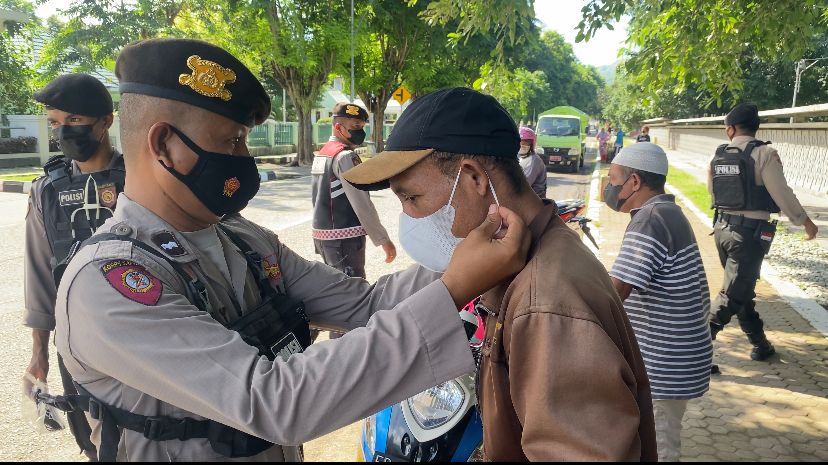 Ende Kembali Masuk Level 3 Covid 19 , Anggota Sat Samapta Polres Ende Berikan Himbauan Taat Prokes 5 M