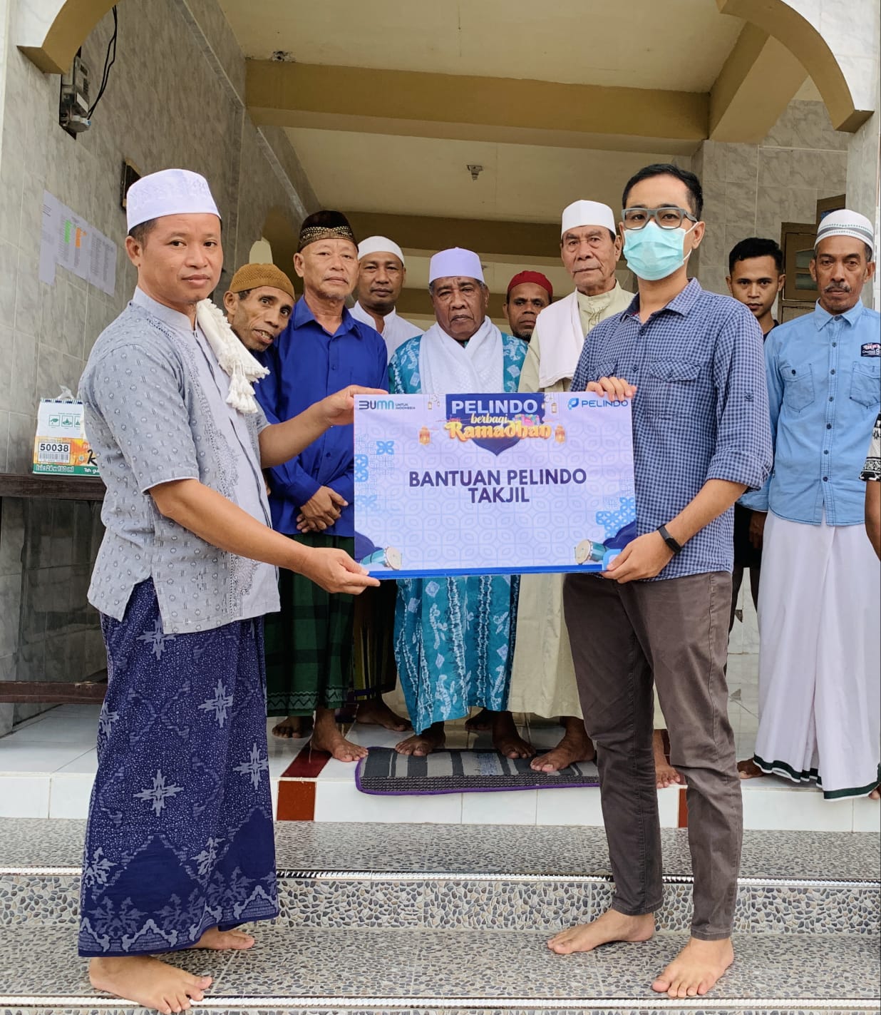 Pelindo Ende Berbagi Sembako Dan Takjil Ramahdan Bagi Masyarakat Sekitar Pelabuhan