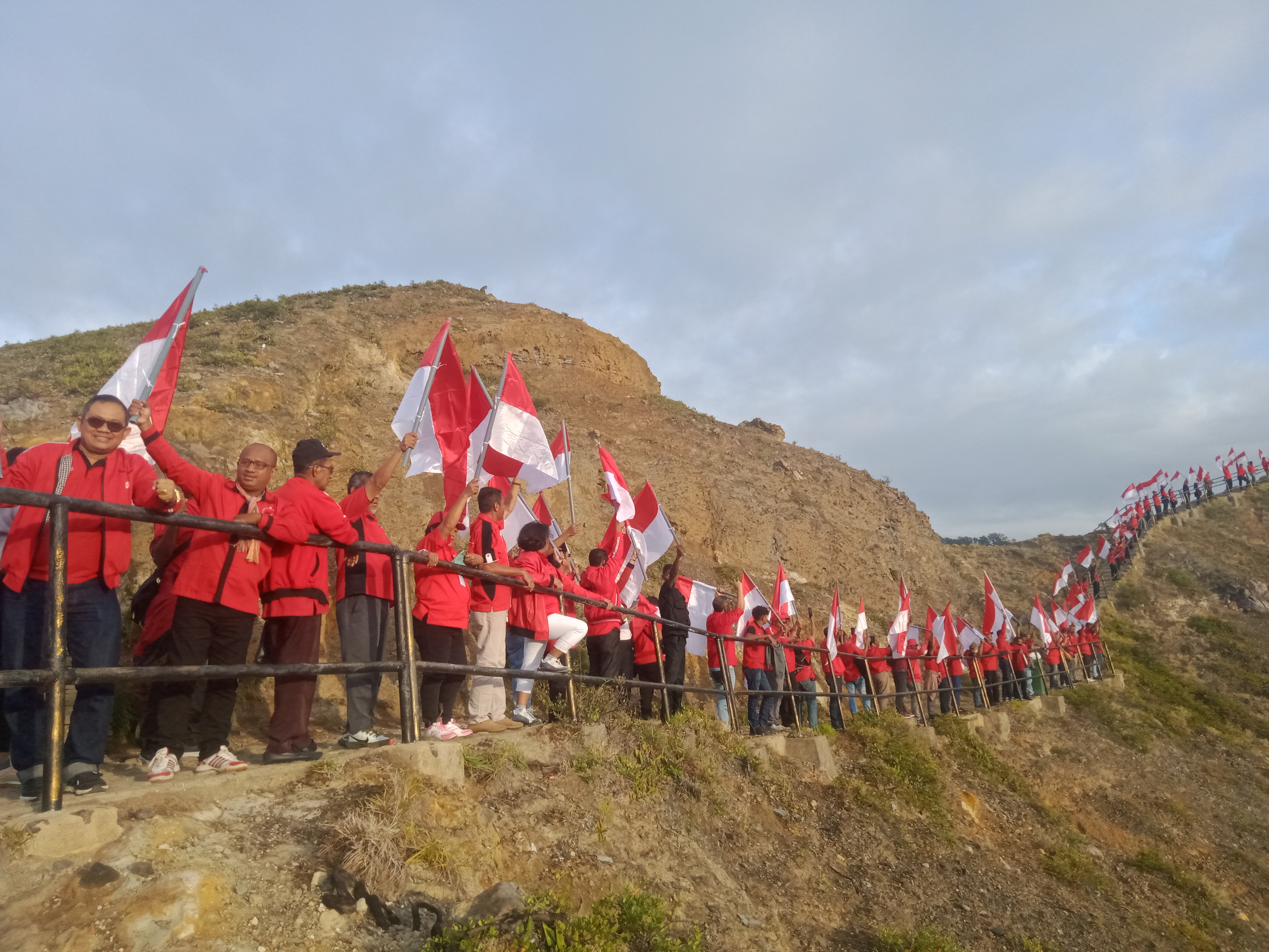 Di Puncak Danau Kelimutu, DPD PDIP NTT dan Empat DPC Kibarkan Bendera Merah Putih, Peringati HUT RI Ke 77