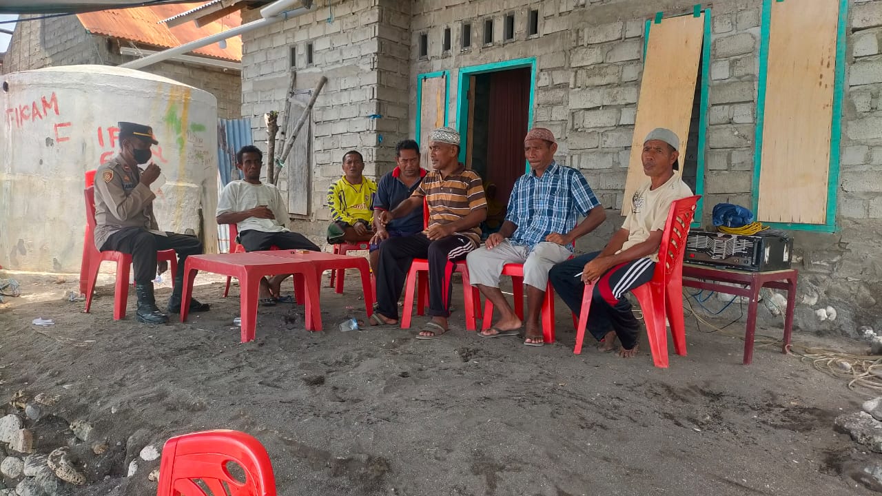 Gandeng Tokoh Masyarakat,Tokoh Agama Dan Tokoh Pemuda, Kapolsek Pulau Ende Sampaikan Pesan Kamtibmas Di Dusun Rekodero