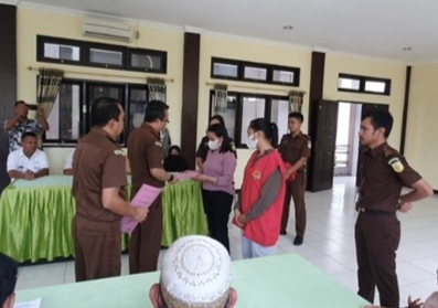 Lagi !! Kejari Ende Laksanakan Restorative Justice Dua Perkara Penganiayaan