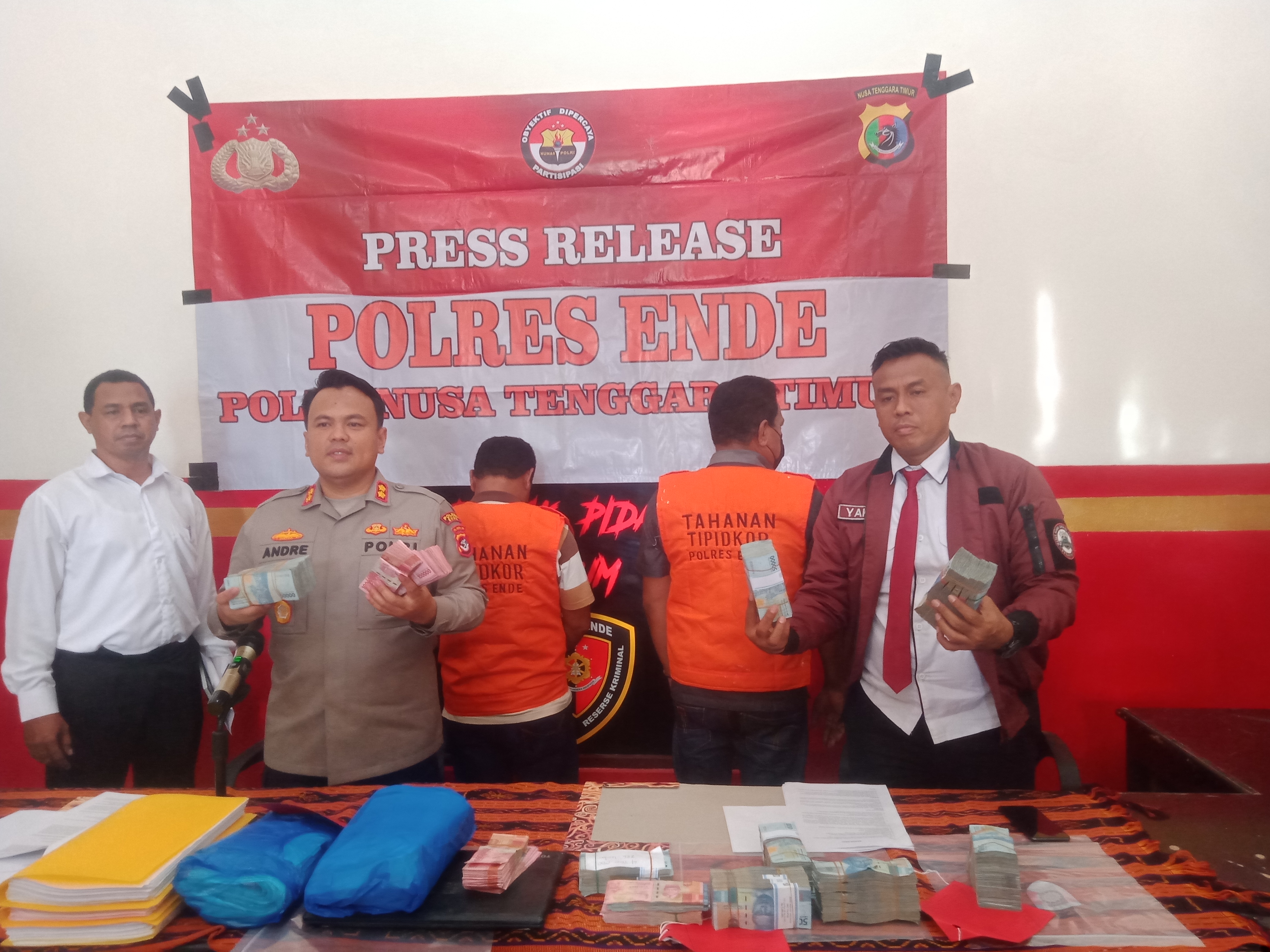 Pakai Uang Untuk Karoke dan Judi, Mantan Kepala Sekolah Dan Bendahara SMKN 1 Ende Ditahan Unit Tipikor Sat Reskrim Polres Ende