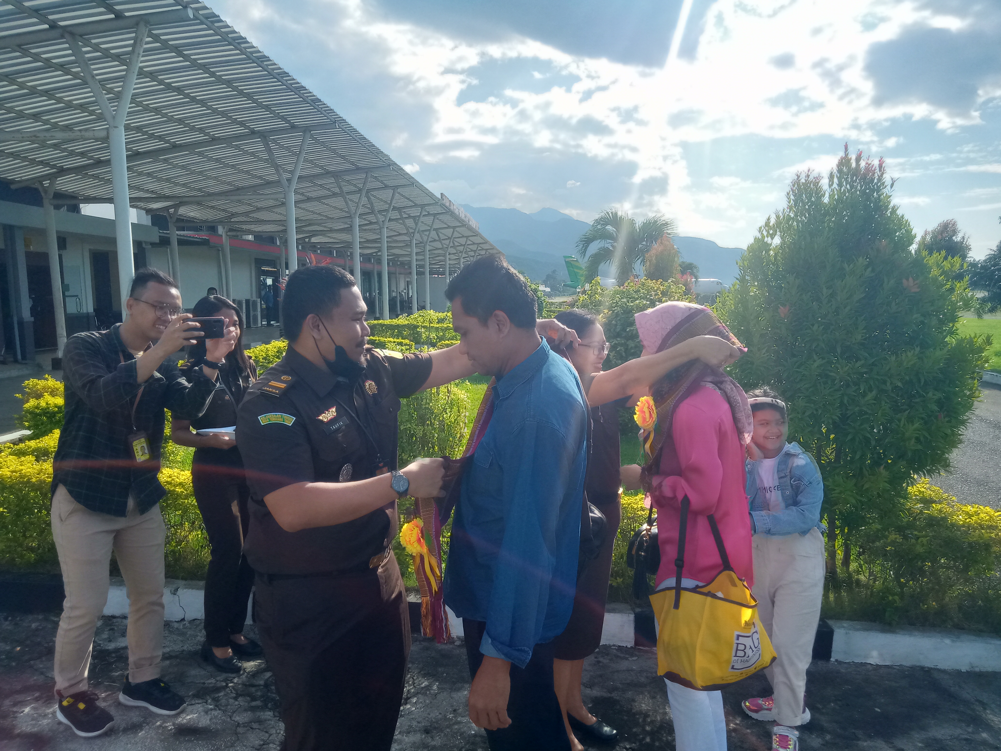 Tiba Di Kota Pancasila, Kepala Kejaksaan Negeri Ende Zulfahmi SH. MH Di Jemput Staf