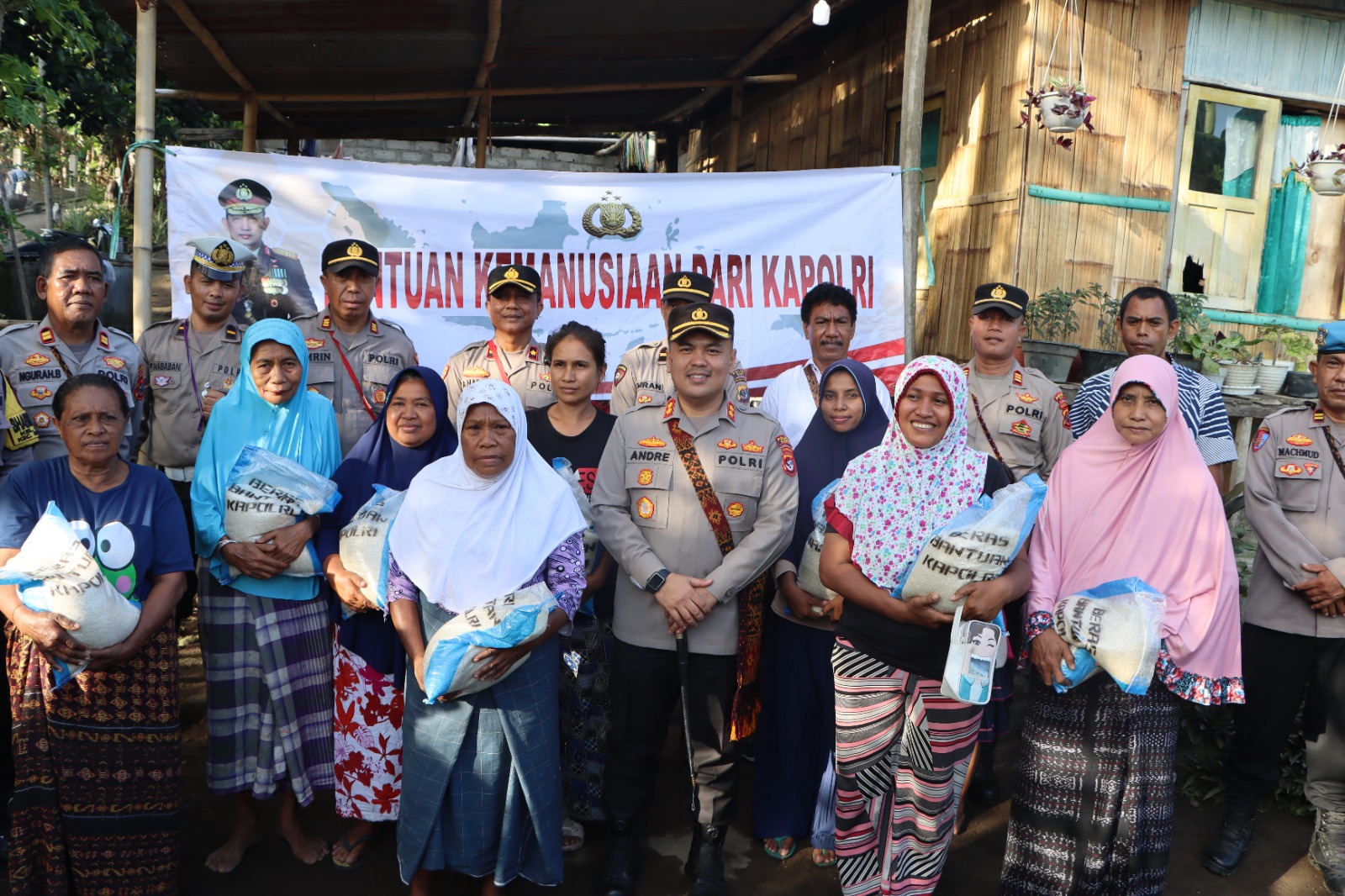 Atas Nama Kapolri, Kapolres AKBP Andre Librian Sik Serahkan Bantuan Kemanusiaan 25 Ton Beras Bagi Masyarakat Kabupaten Ende