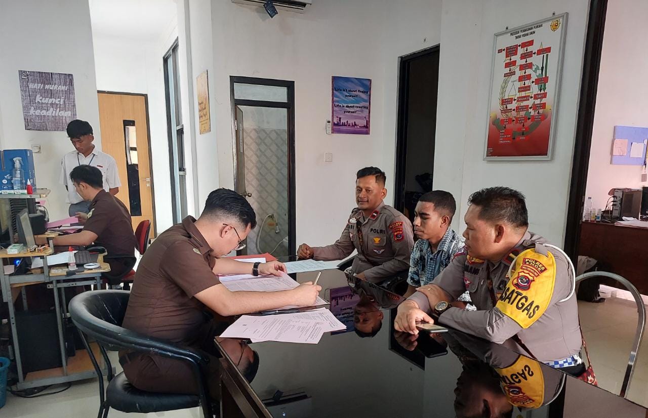 Penyidik Sat Lantas Polres Ende Tahap Dua Tersangka Dan BB Kasus Laka Lantas Di Maurole