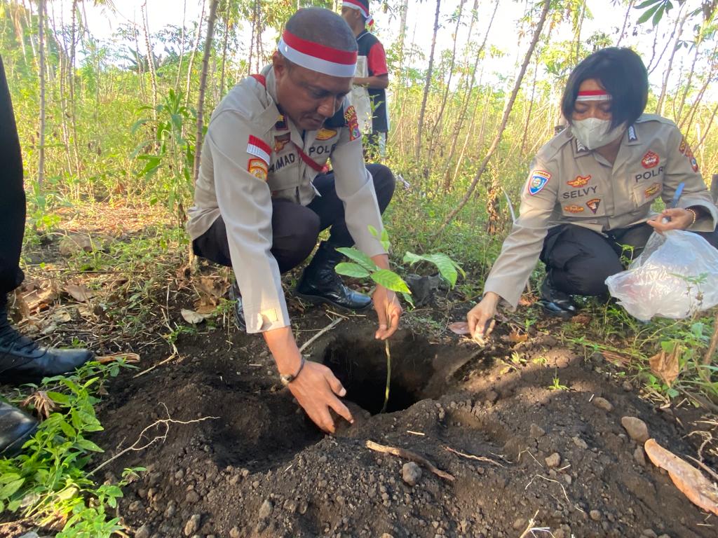 Dukung Program Polri Lestarikan Negeri, Polres Ende Tanam 250 Anakan Pohon Berbagai Jenis
