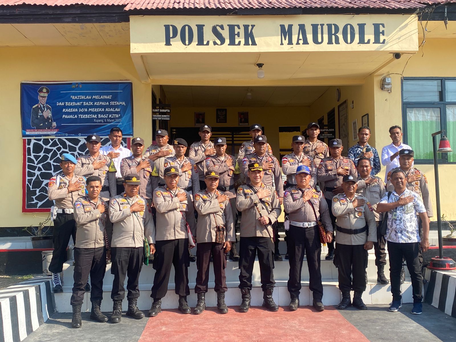 Kunker Di Polsek Maurole, Selain Berikan Arahan, Kapolres Juga Serahkan Bantuan Bagi Siswa Dan Keluarga Kurang Mampu