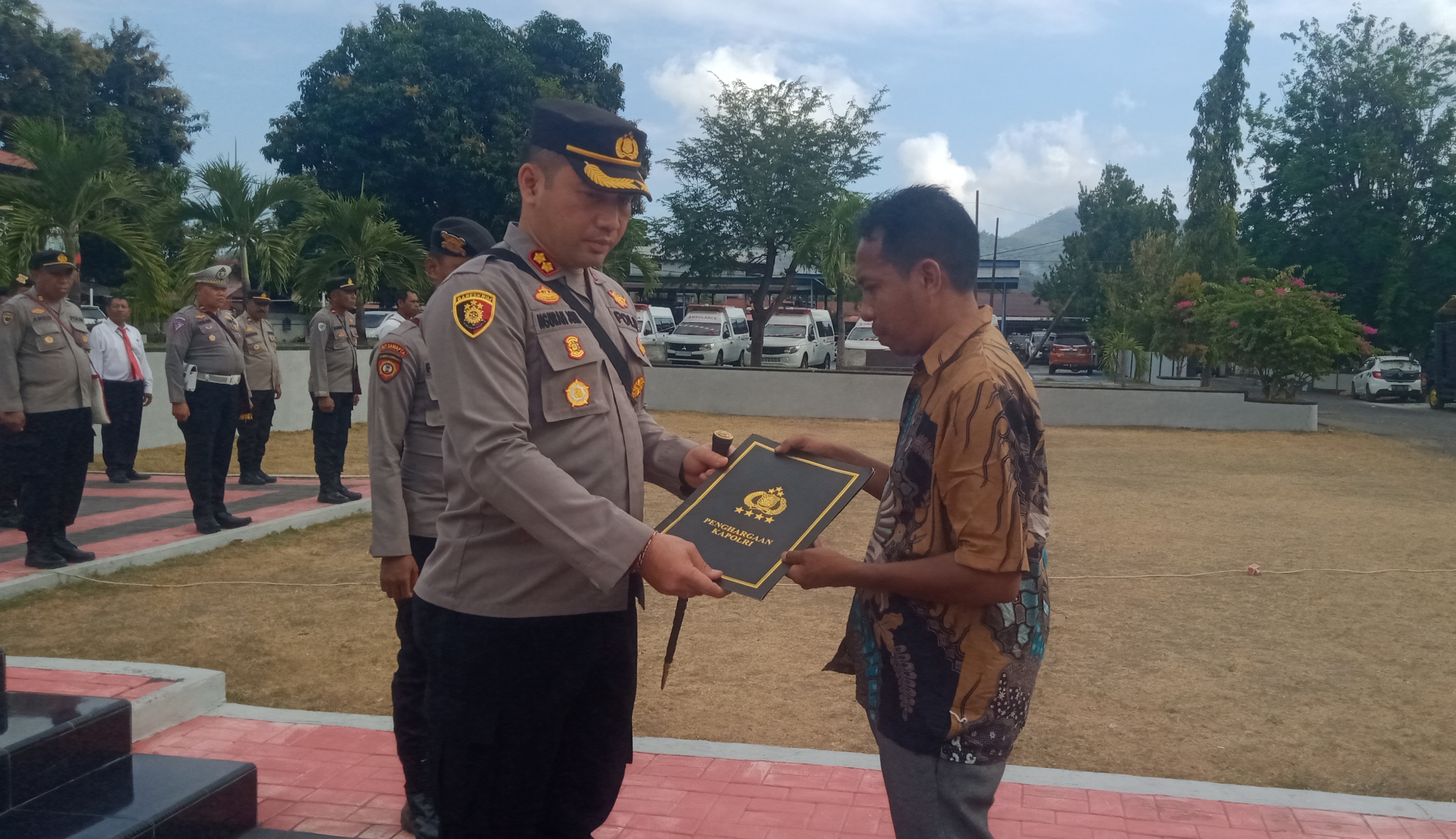Satkamling Aembonga Raih Juara Satkamling Terbaik Tingkat Nasional, Kapolres Ende Serahkan Piagam Dari Kapolri