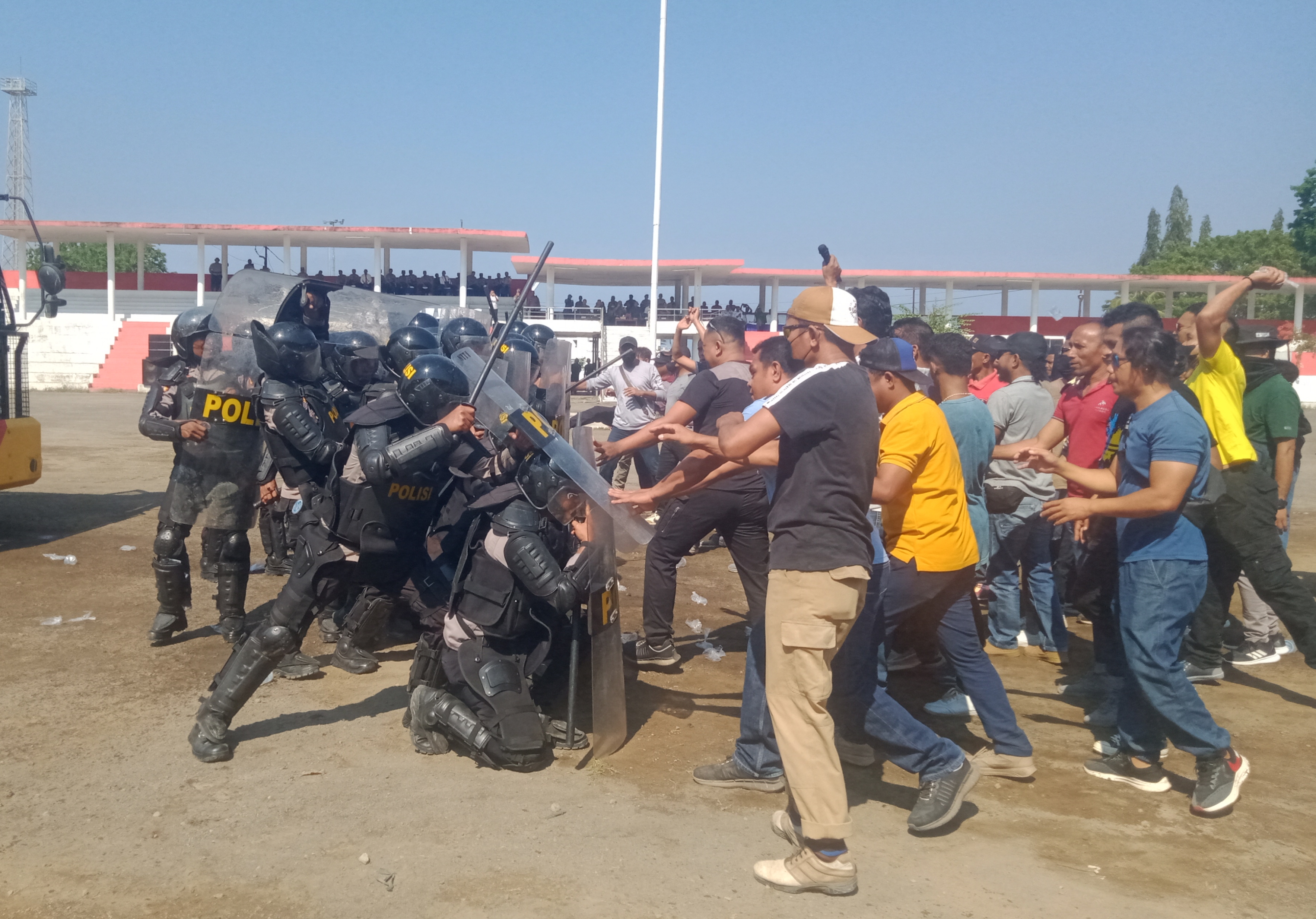 Polisi Dan Masa Demonstran Nyaris Bentrok Di Lapangan Pancasila Ende
