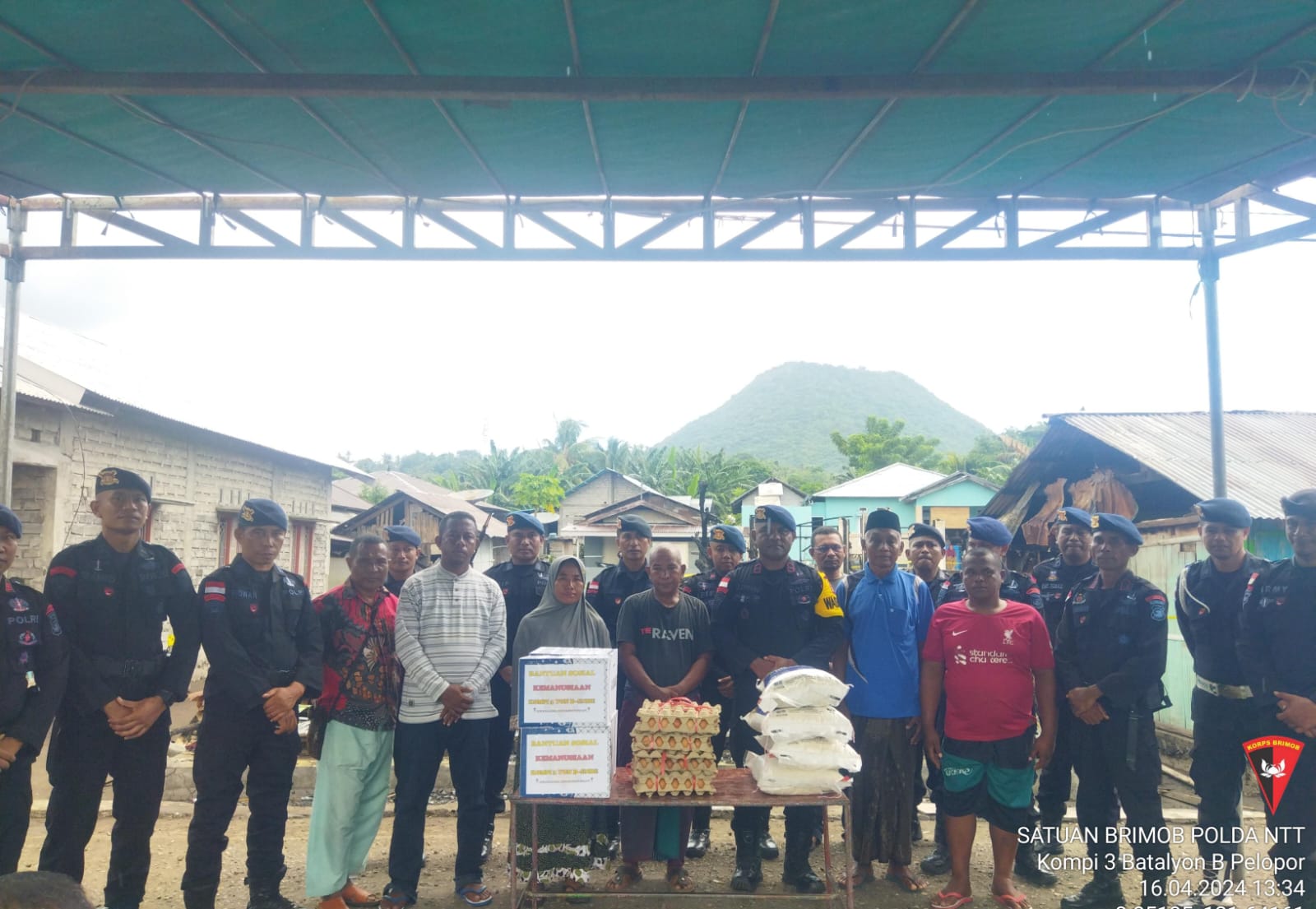 Personil Kompi 3 Yon B Pelopor Sat Brimob Polda NTT Bantu Korban Kebakaran Di Ende