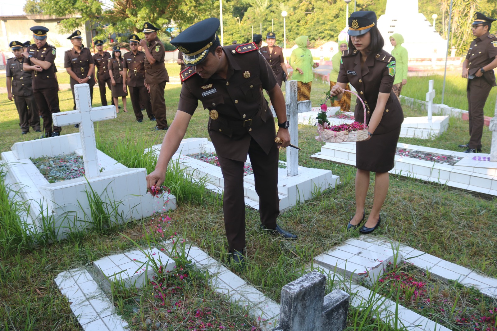 Tabur Bunga Di TMP Maribhara, Kejari Zulfami Berharap Insan Adhyaksa Teladani Jiwa Patriotisme Para Pahlawan 