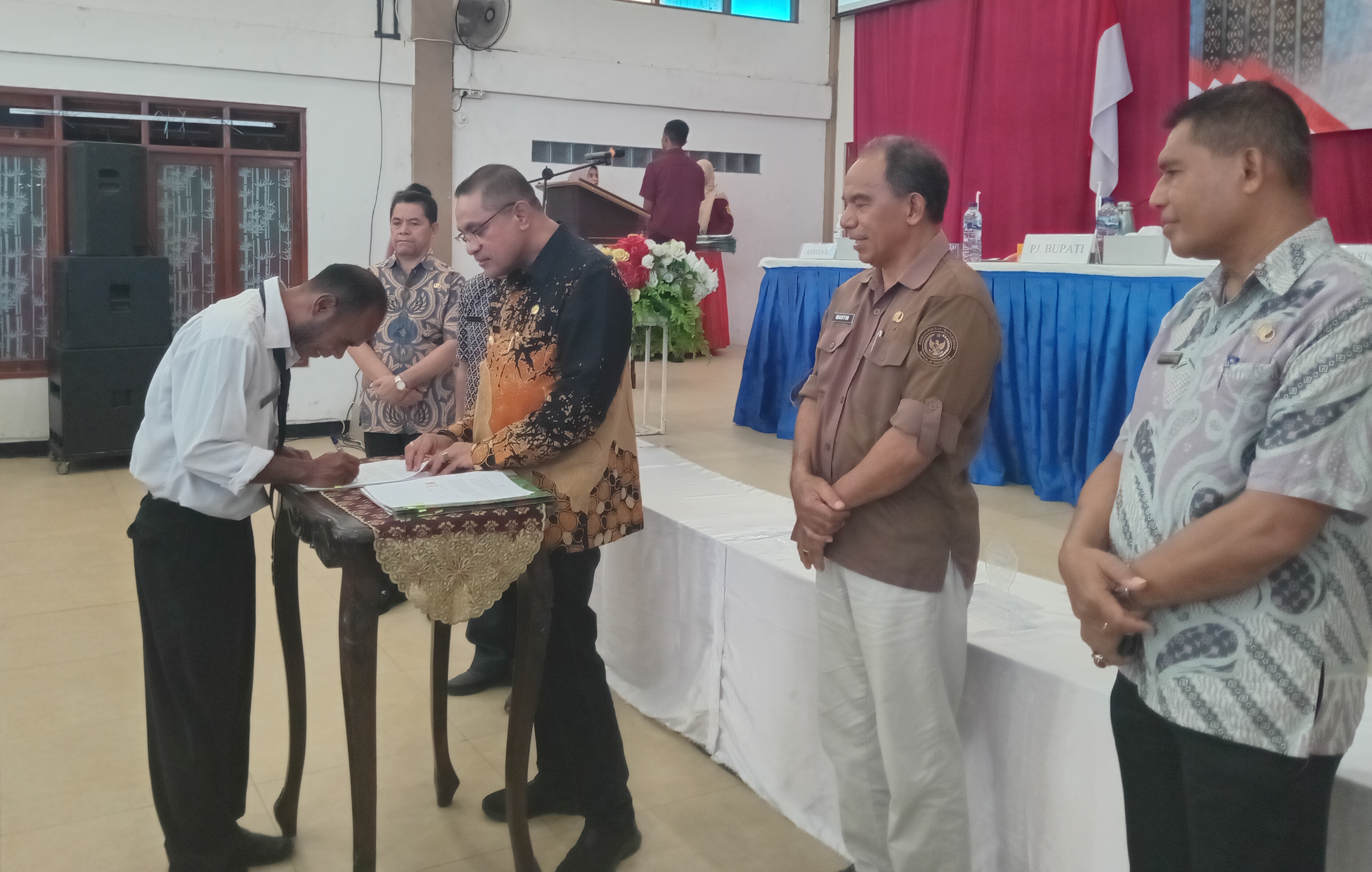 Serahkan SK Perpanjangan Kerja,Pejabat Bupati Ende Ingatkan Tenaga P3K Kerja Sesuai Aturan