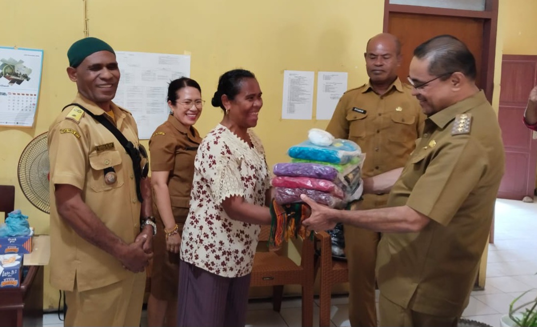 Serahkan Bantuan Benang Untuk 33 Kelompok Tenun, Pj Bupati Ende Berharap Dapat Meningkatkan Ekonomi Keluarga 