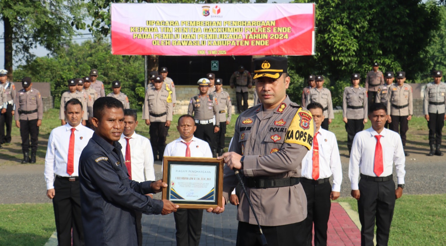 Sukses Menjaga Kamtibmas Selama Pemilu, Bawaslu Kabupaten Ende Beri Penghargaan Untuk Kapolres dan Jajaran