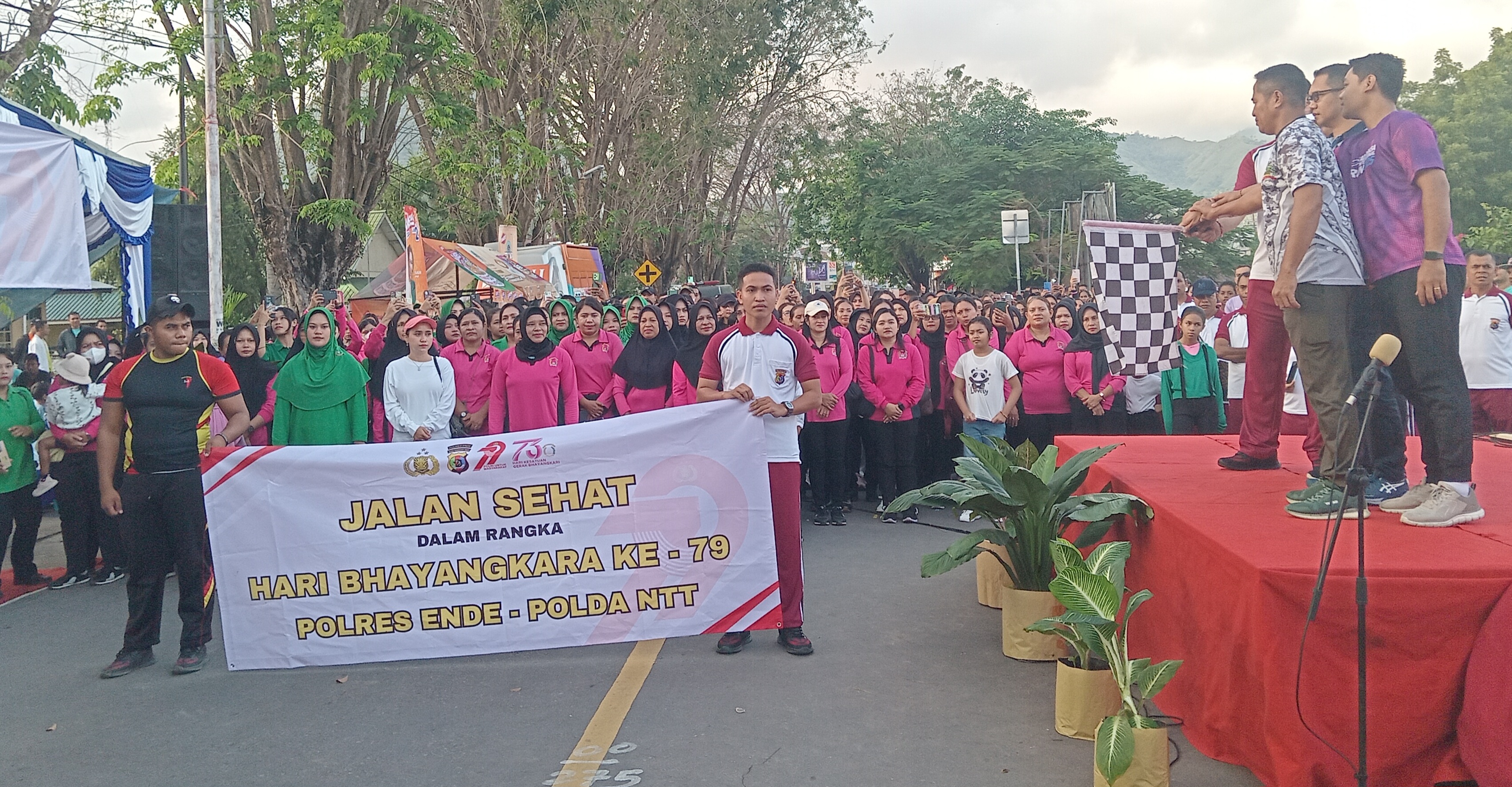 Ribuan Warga Ikut Jalan Sehat Dan Olahraga Bersama Jelang HUT Bhayangkara Ke 79 Tingkat Polres Ende