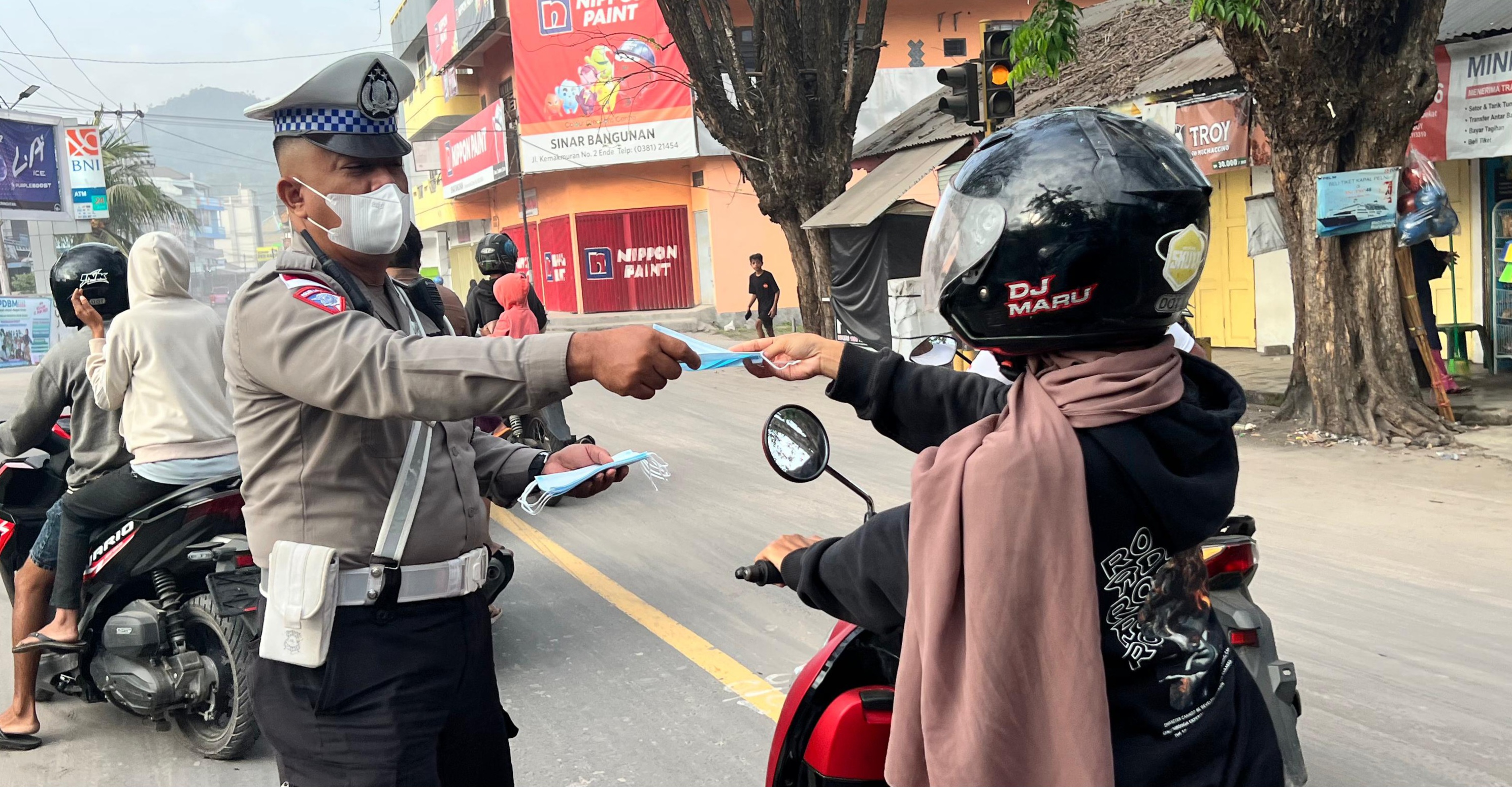 Respon Cepat Sat Lantas Polres Ende Bagikan Masker Untuk Masyarakat Dan Pengemudi Terdampak Erupsi Lewotobi 