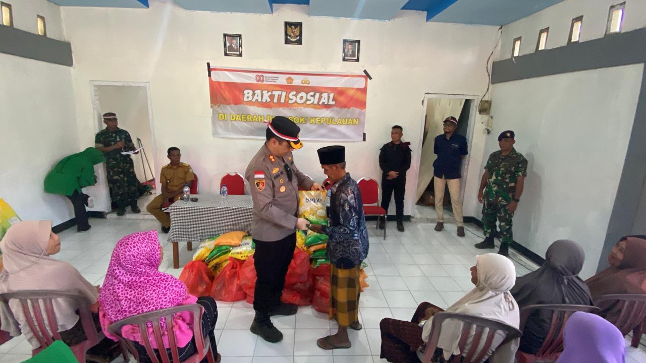 Usai Kibar Bendera Di Bukit Embu Wea, Polri TNI Dan BUMN Gelar Bhakti Sosial Di Pulau Ende