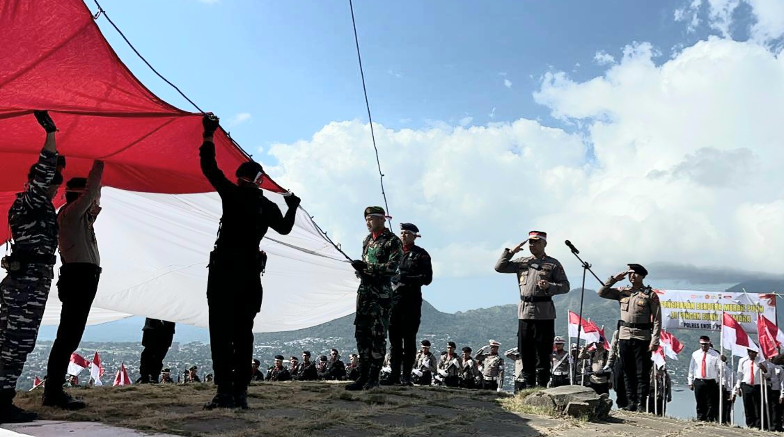 Tumbuhkan Rasa Cinta Tanah Air, Polres Ende  Dan Forkopimda  Kibarkan Bendera Merah Putih di Bukit Kezimara