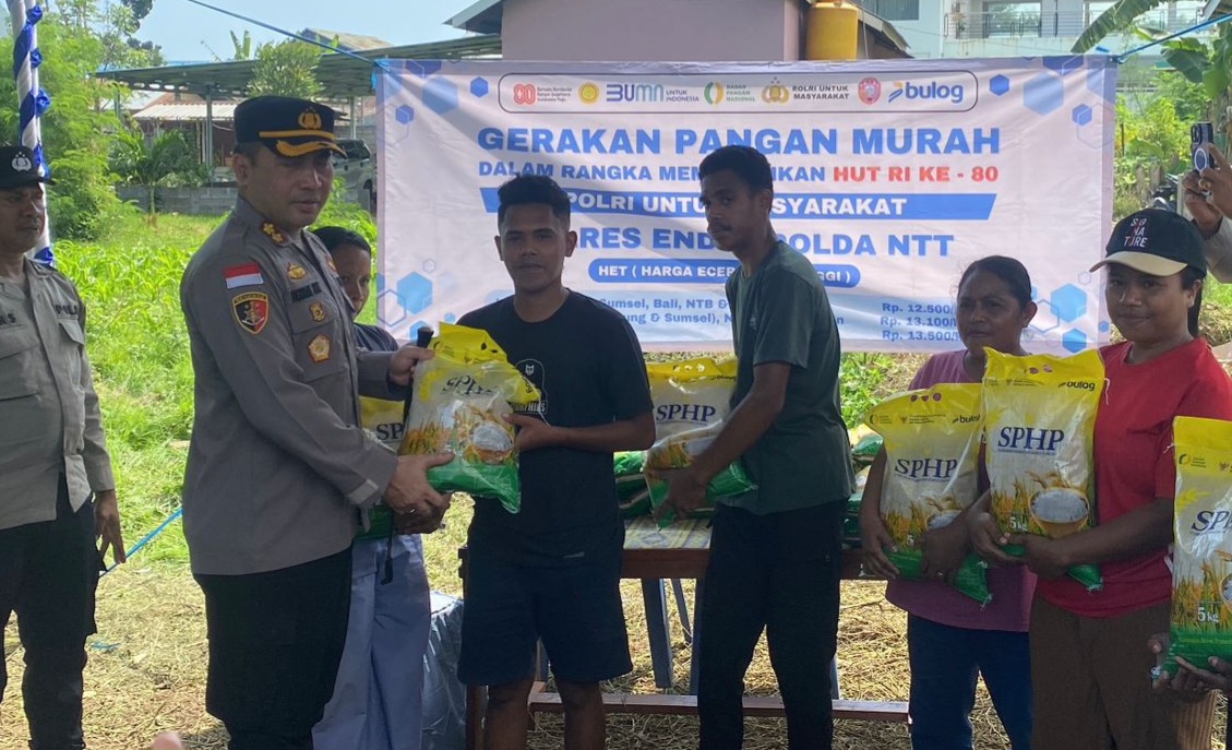 Dukung Ketahanan Pangan, Polres Ende Kembali  Salurkan Satu Ton  Beras Murah Untuk Warga Desa Nanganesa