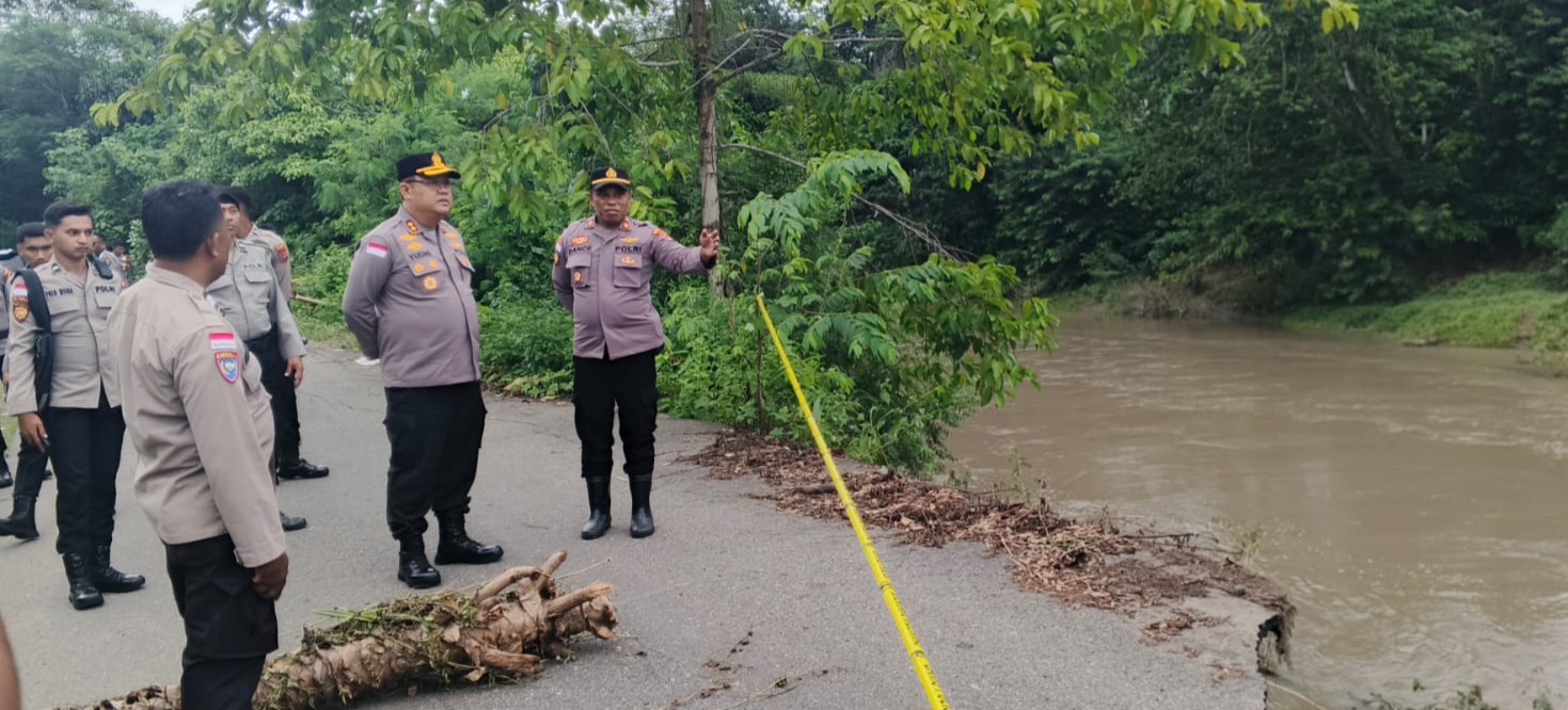 Kapolres Ende Dan PJU Tinjau Lokasi Bencana  Di Desa Maumeri  Kecamatan Wewaria