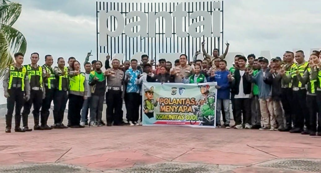 Belum Genap 1 Bulan  Menjabat,  Kapolres Dan Kasat Lantas Polres Ende  Langsung Bikin Gebrakan Menyapa  Ojol Dan Opal Kota Ende