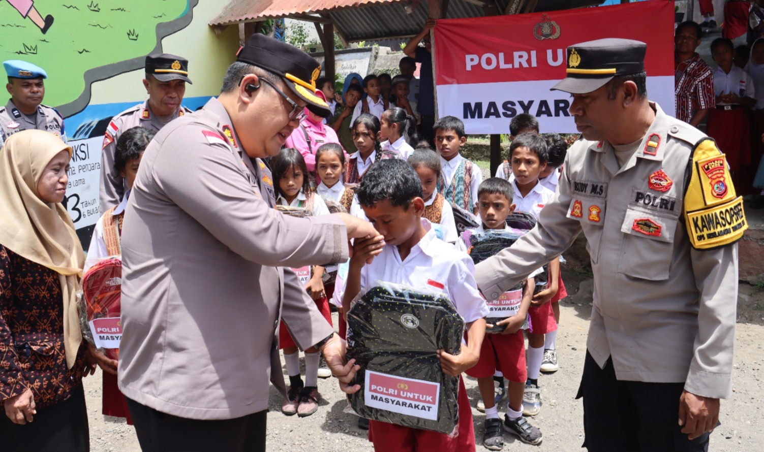 Senyum Bahagia Siswa-siswi Dua Sekolah Dasar Di Ende Saat Terima Tas Dan Alat Tulis Dari Kapolres Ende Dan Ketua Bhayangkari 