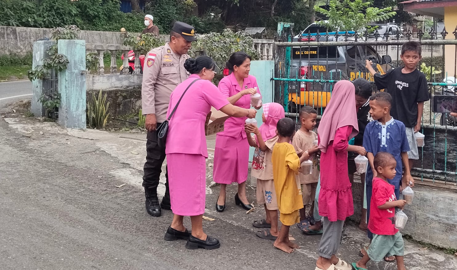 Polisi Dan Bhayangkari Polsek Ndona Bagi Takjil Bagi Masyarakat Pengguna Jalan Di Wilayah Hukum