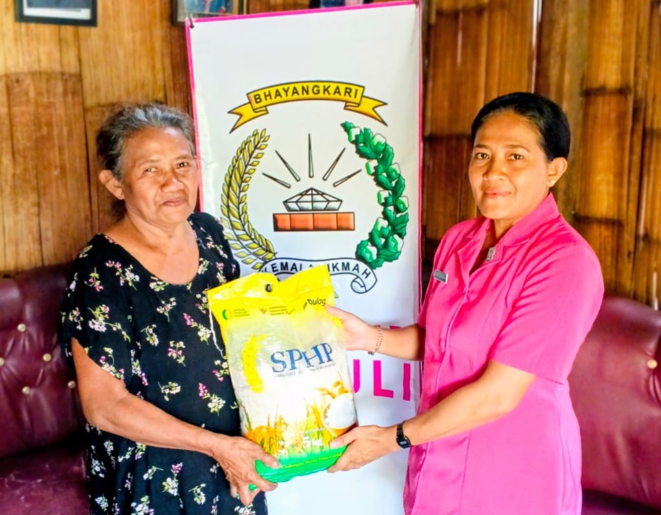 Bhayangkari Ranting Polsek Ndona Gelar Baksos Dan Anjangsana Ke   Purnawirawan Dan Warakawuri