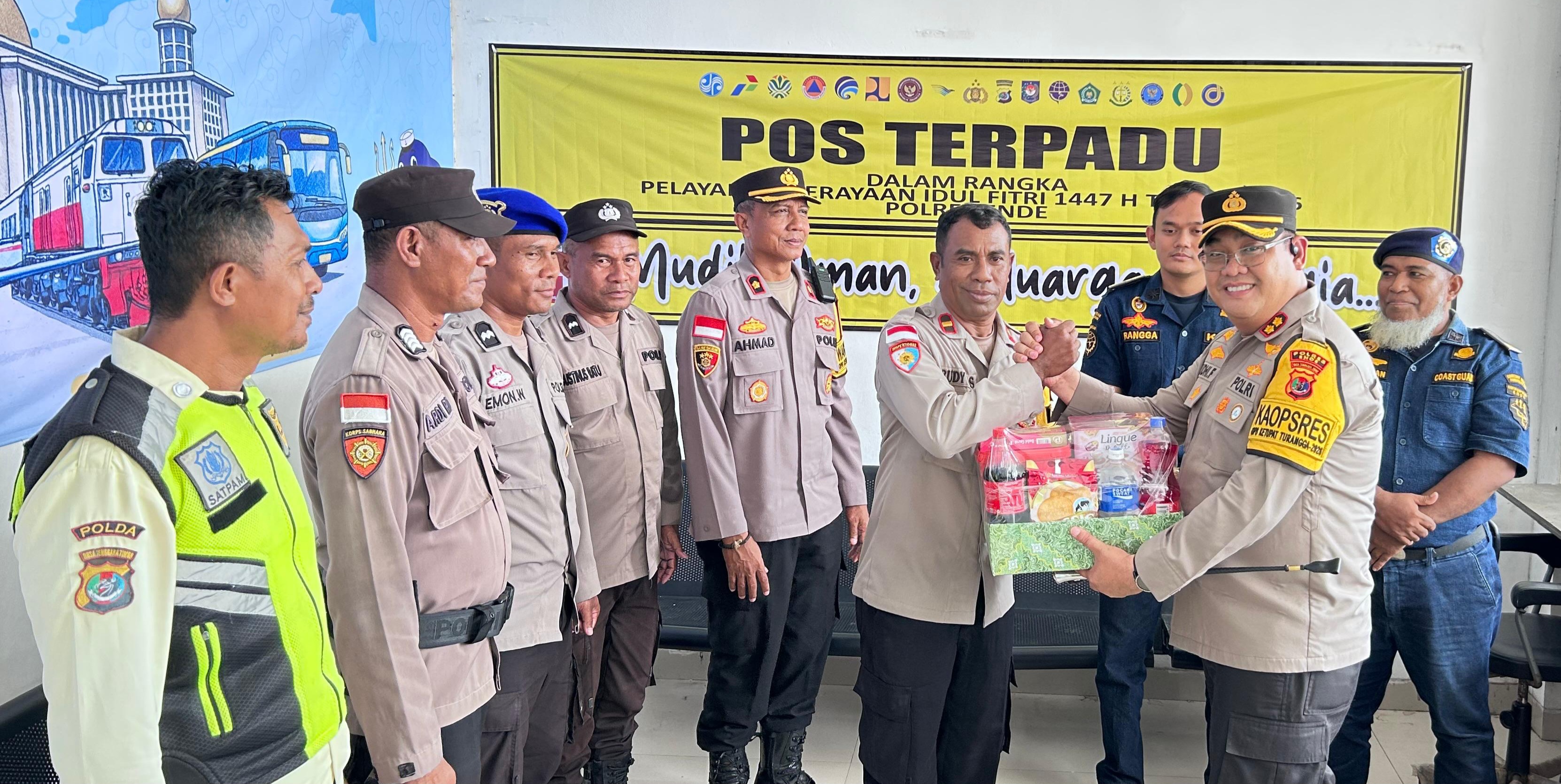 Pastikan Mudik Lebaran Idul Fitri 1447 H Aman,  Kapolres Ende Pantau  Pos Terpadu di Bandara Ende