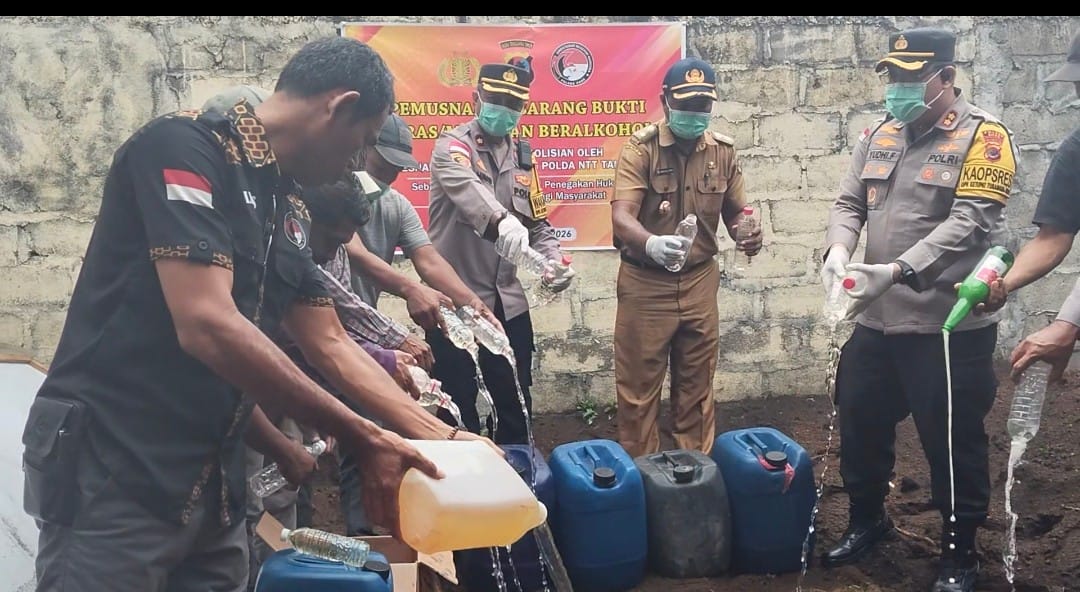 Sat Res Narkoba Polres Ende Musnahkan 10.650 Liter Miras Jenis Moke, Kapolres Himbau Jangan Konsumsi Miras Berlebihan