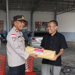 Bukan Hanya  Menjaga Keamanan , Jelang Paskah Polres Ende Distribusikan Lilin Paskah ke Delapan Paroki
