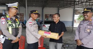Bukan Hanya  Menjaga Keamanan , Jelang Paskah Polres Ende Distribusikan Lilin Paskah ke Delapan Paroki