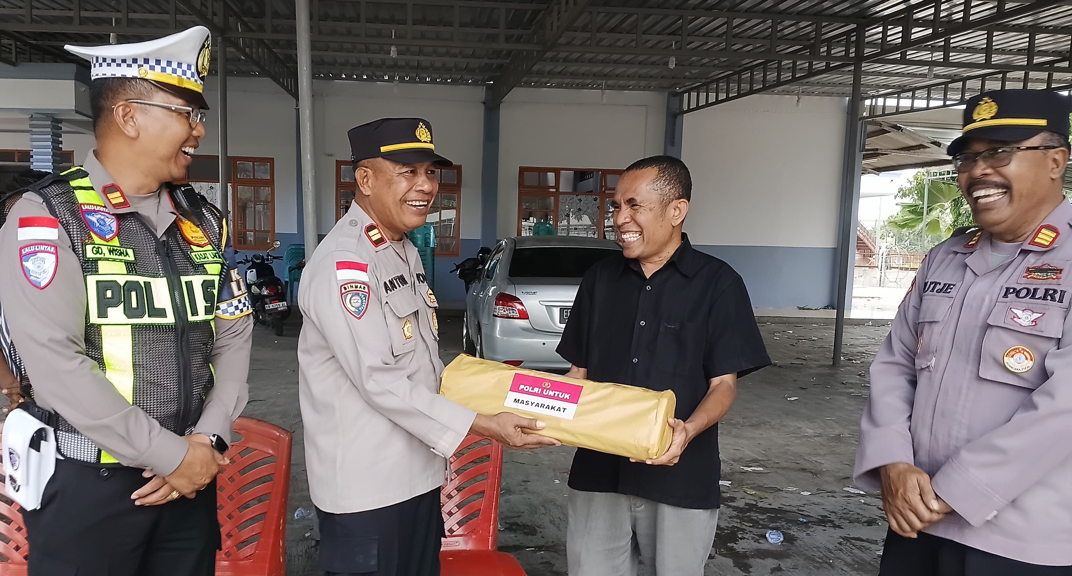 Bukan Hanya  Menjaga Keamanan , Jelang Paskah Polres Ende Distribusikan Lilin Paskah ke Delapan Paroki