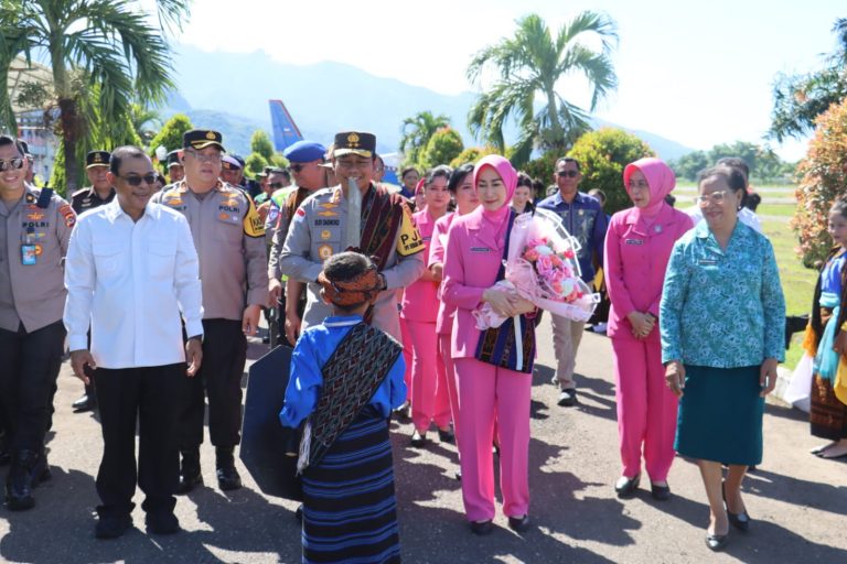 Kunker Di Ende, Kapolda Irjen Rudi Darmoko Dan Rombongan Disambut Tarian Wanda Pala