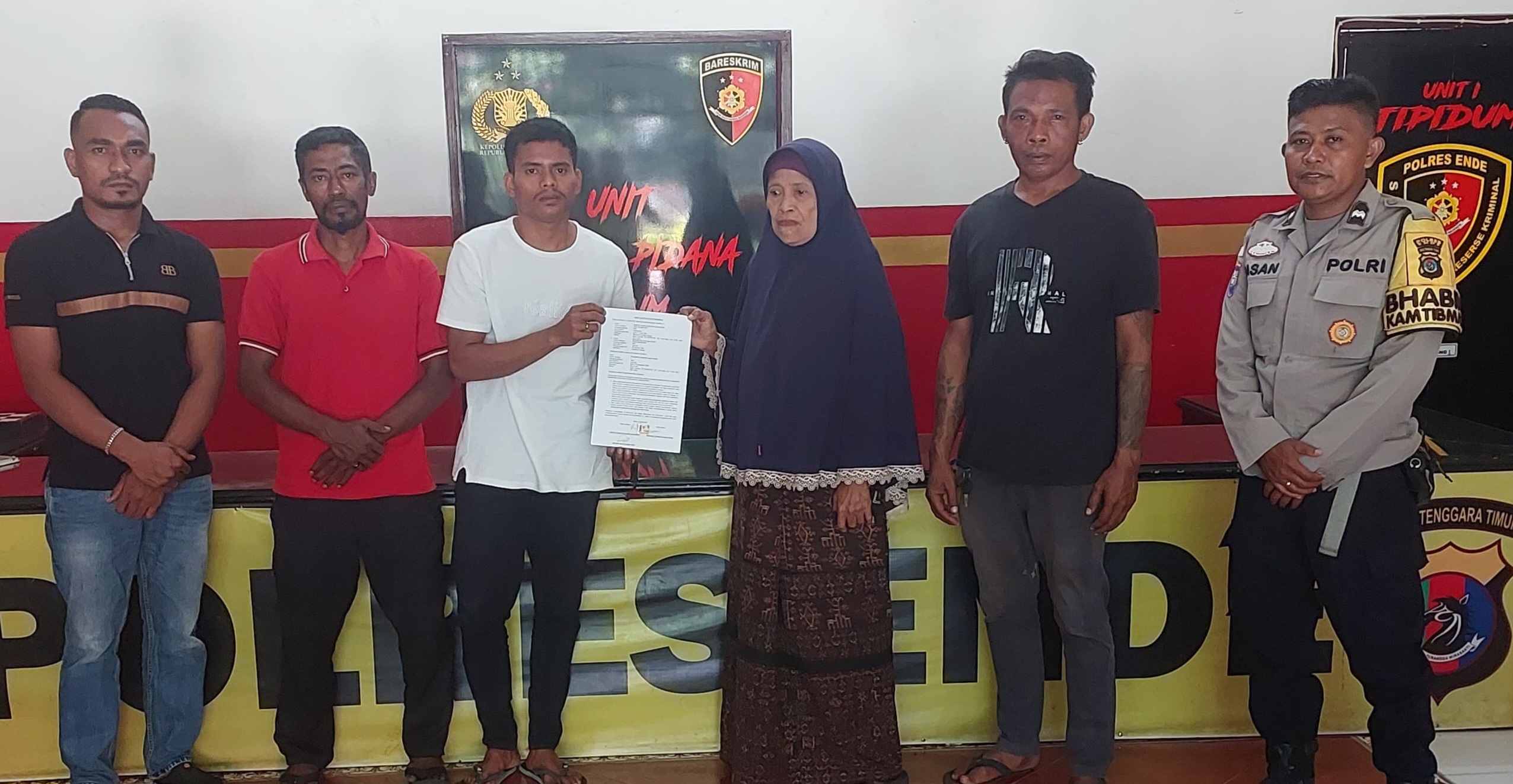 Bhabinkamtibmas Kotaraja Polres Ende Berhasil Selesaikan Kasus Kerabat yang Bertikai Dengan Restorative Juctice 