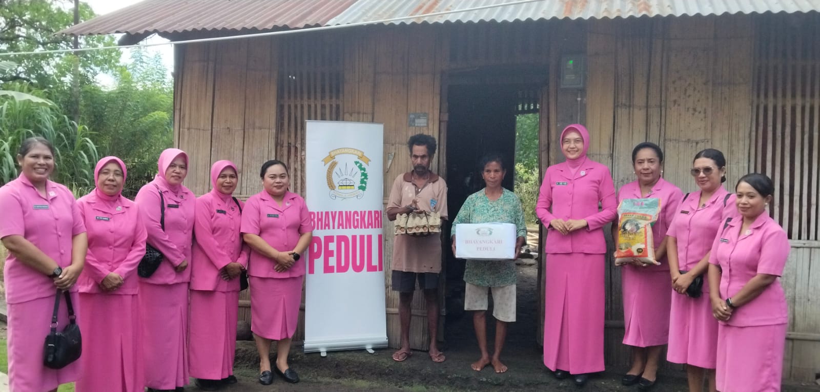 Sentuhan Kasih Ketua Bhayangkari Cabang Ende Kunjungi Warga Kurang Mampu Di Wewaria 