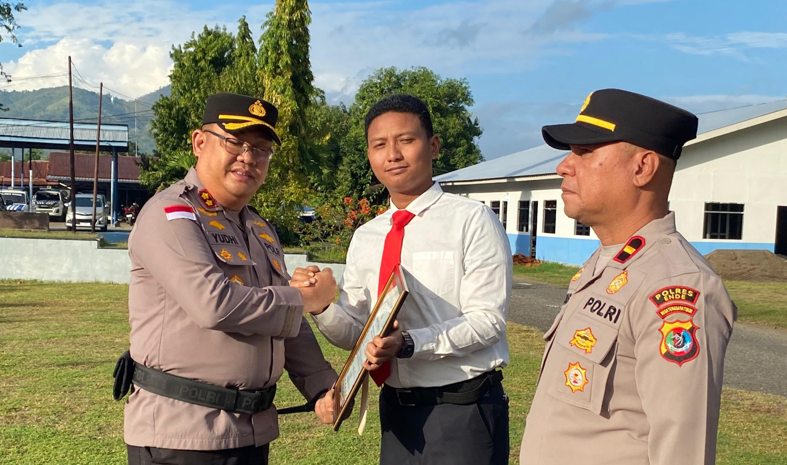 Kapolres Ende Beri Penghargaan Bagi Anggota Berprestasi