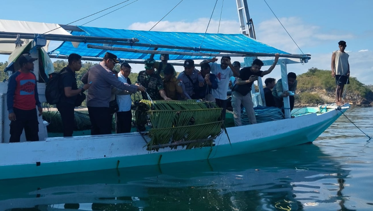Sambut Hari Bhayangkara ke-80, Polres Ende Gelar Aksi Nyata Peletakan Rumah Ikan di Pulau Ende