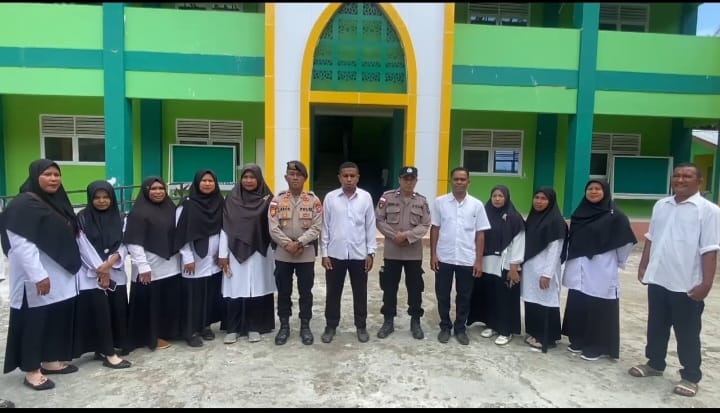 Pasca Gempa ,Personil Sat Samapta Polres Ende Bersihkan Puing Bangunan MTsN 3 Ende 