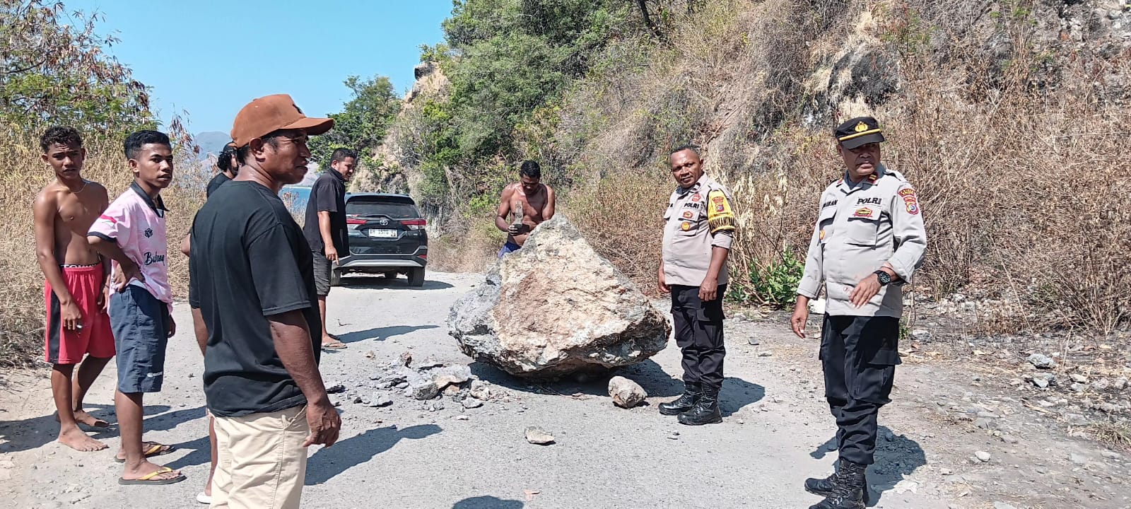 Polisi Dan Warga Maurole Gotong Royong Bersihkan Batu Besar  Yang Menutup Jalan Trans Utara 