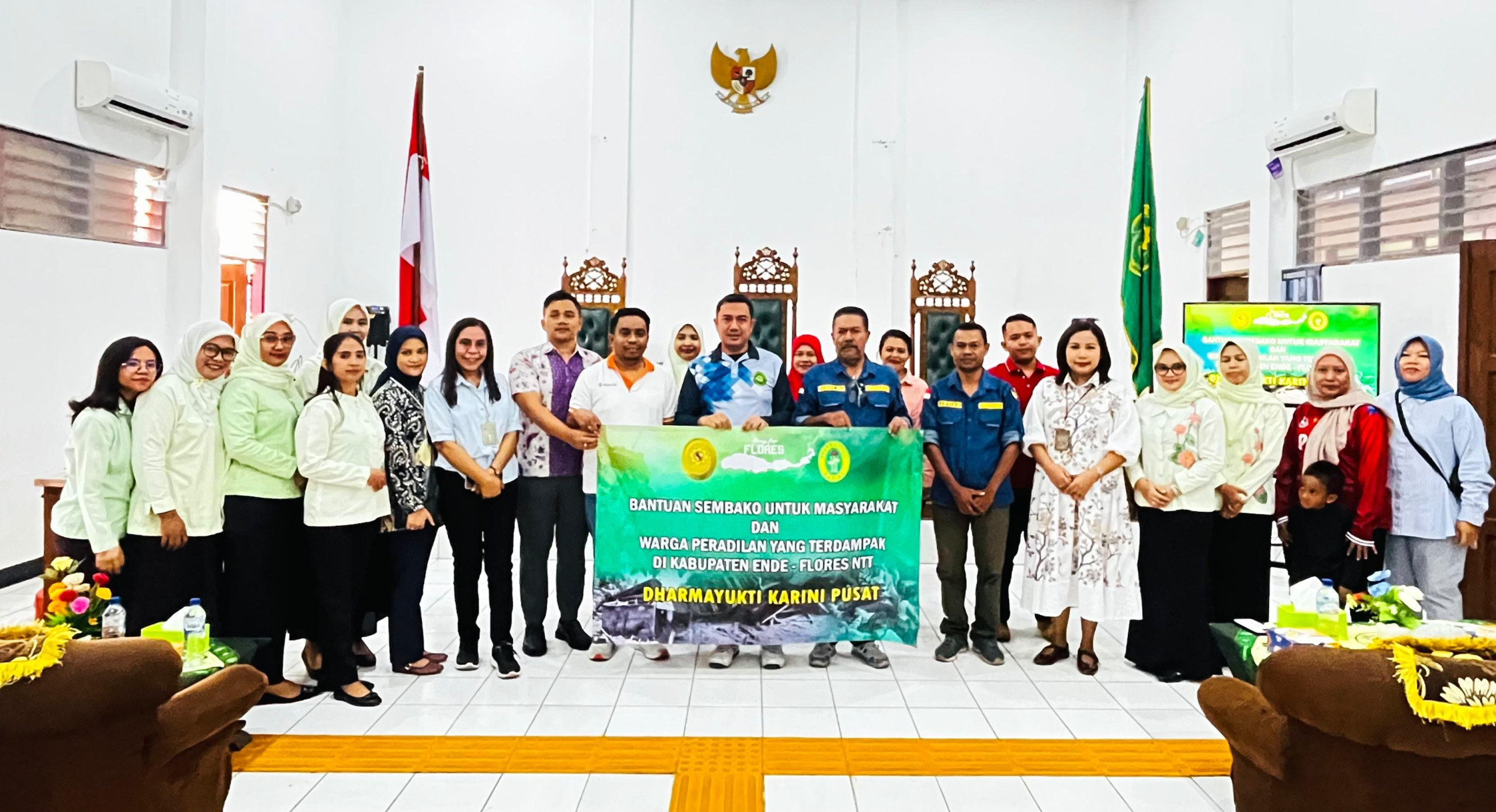 Dharmayukti Karini Salurkan 80 Paket Sembako Dan Gelar Pasar Murah Bagi Masyarakat Dan Warga Peradilan Korban Gempa Flores
