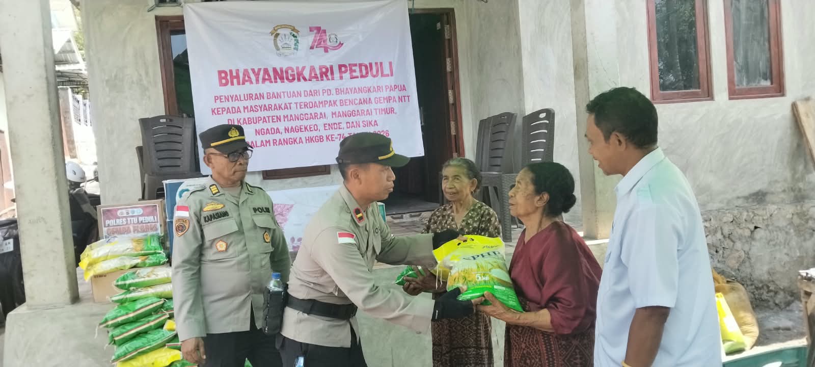 Terima Bansos Dari Bhayangkari Polda Papua,  Warga RT 20 Kelurahan Onekore Sampaikan Terimakasih Polri 