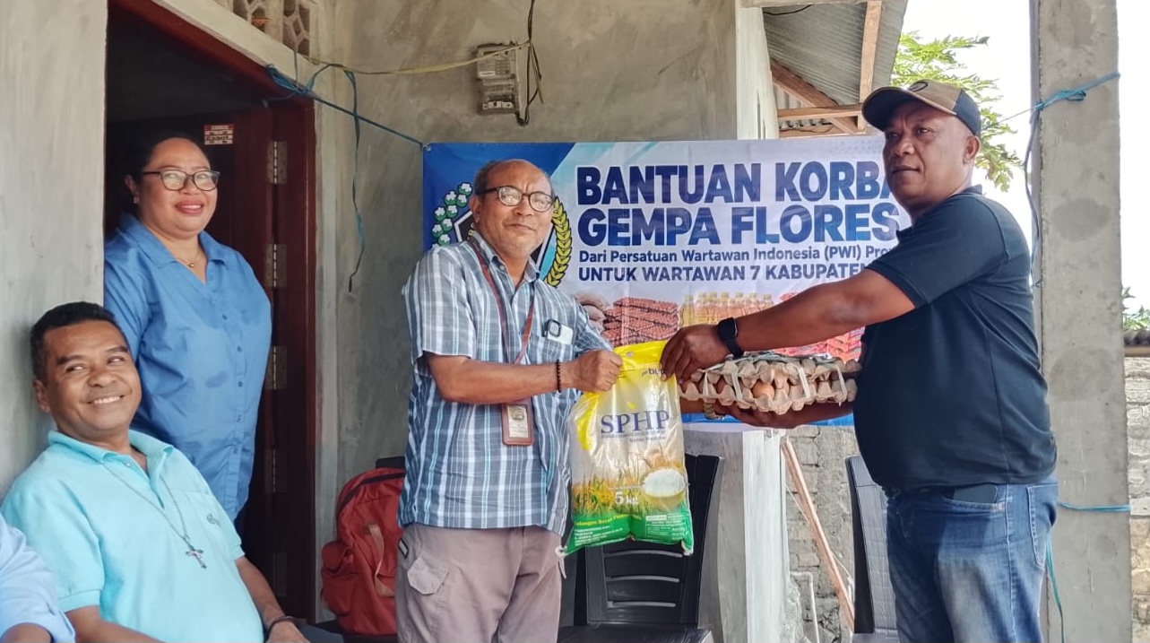 13 Orang Wartawan Korban Gempa Di Ende Terima Bantuan Sembako Dari PWI NTT
