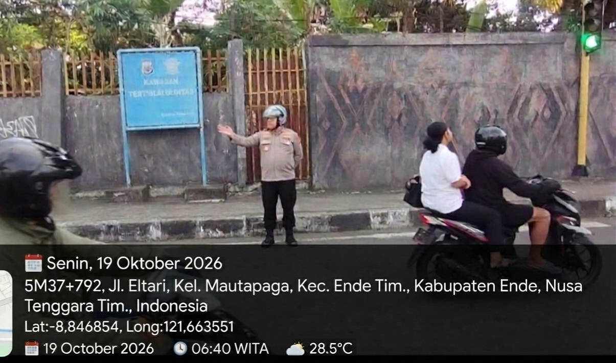 Kapolres Dan PJU Polres Ende Turun Langsung Lakukan  Pemantauan Dan Pengaturan Lalu Lintas di Sejumlah Titik Kemacetan 