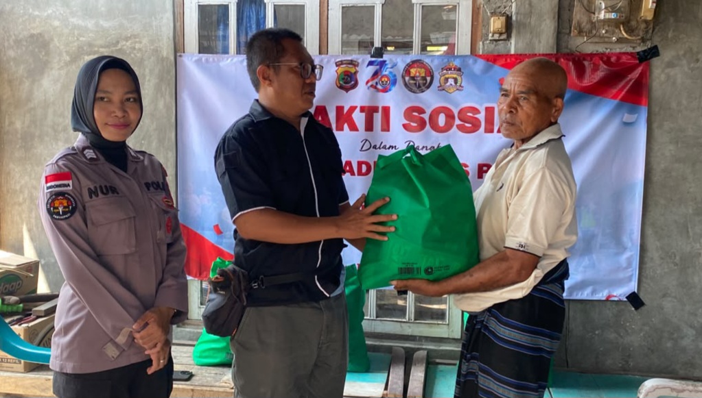 Sambut Hari Jadi Humas Polri ke-75, Sihumas Polres Ende Bagi Sembako Bagi Warga Onekore 